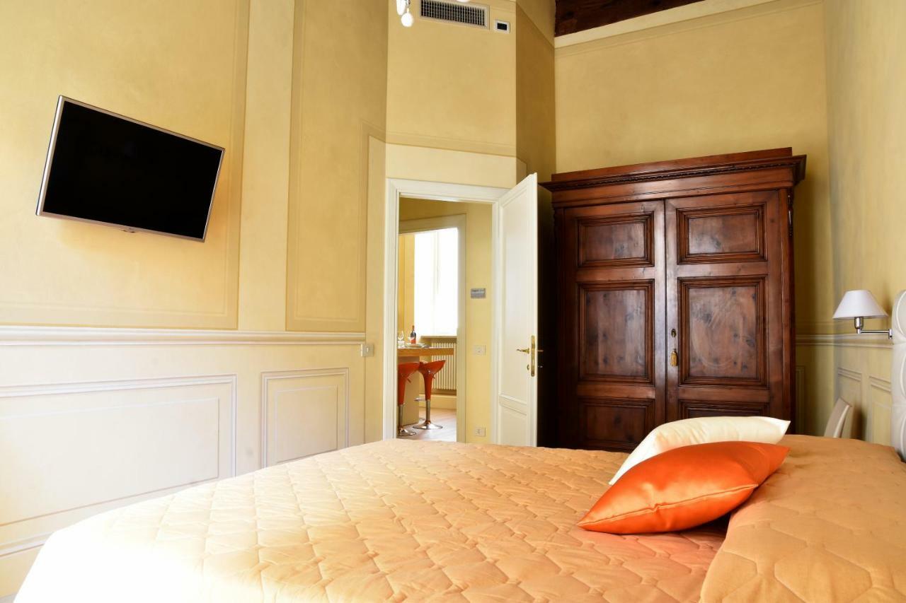 Stella Polare - Luxury Apartment Lucca Bagian luar foto